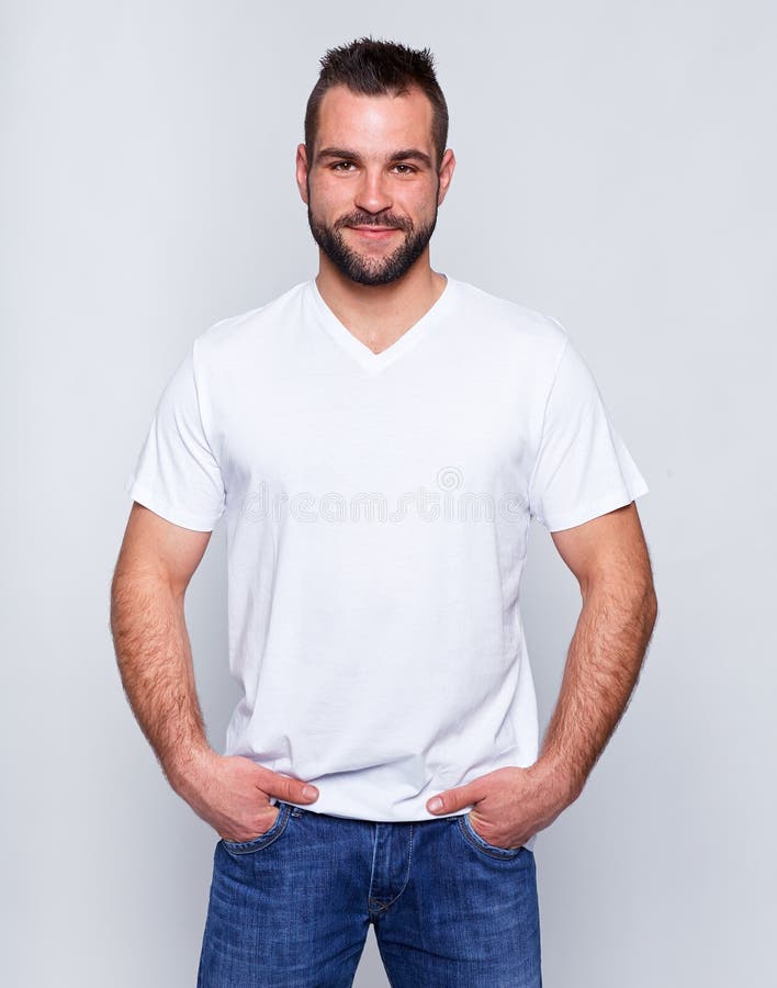 Hombre hermoso joven en una camiseta blanca fotos de archivo