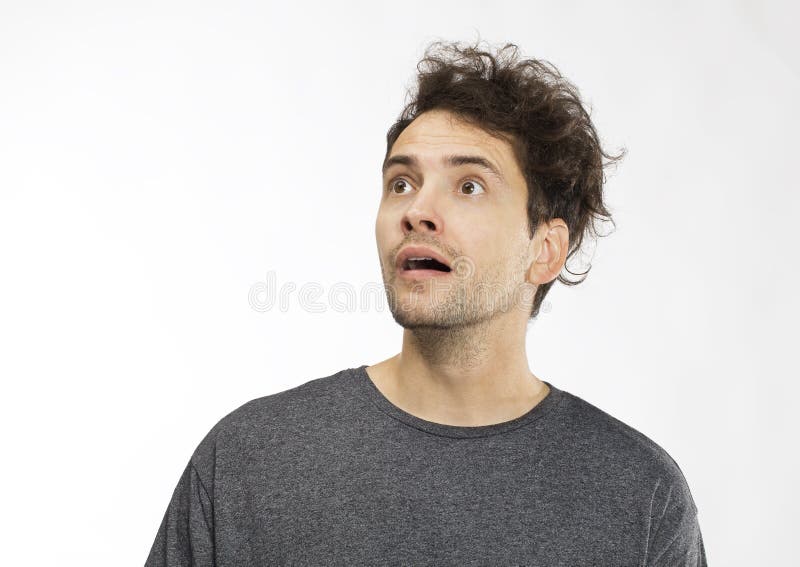 Hombre hermoso joven sorprendido con la camiseta fotos de archivo Hombre hermoso joven sorprendido con la camiseta fotos de archivo