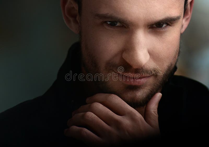 Hombre hermoso misterioso con mirada disimulada imagen de archivo Hombre hermoso misterioso con mirada disimulada imagen de archivo