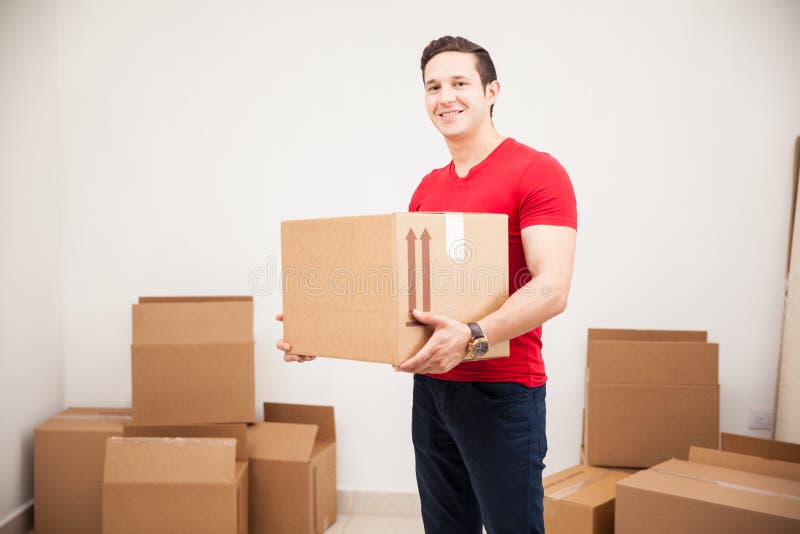 Hombre hermoso que se mueve adentro foto de archivo libre de regalías Hombre hermoso que se mueve adentro foto de archivo libre de regalías