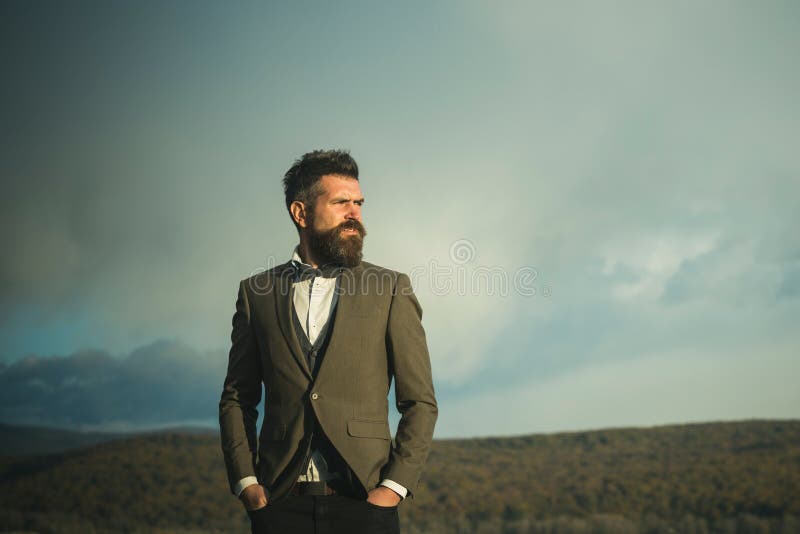 Hombre Hipster Con Barba Y Bigote En Cara Sin Afeitar. Hombre Negocios De Moda Llevar Abrigo Clásico Con Pajarita. Libertad Y Imagen de - Imagen de hermoso: 214061607