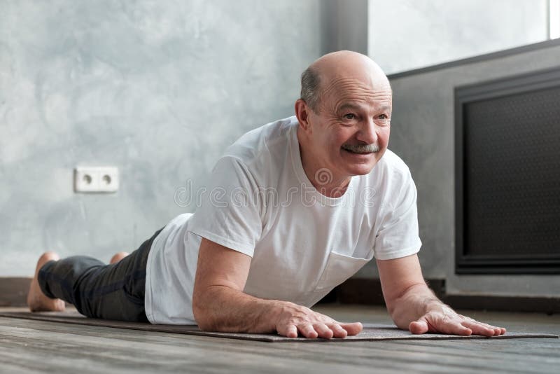 Hombre hispano mayor haciendo variaciones de cobra pose