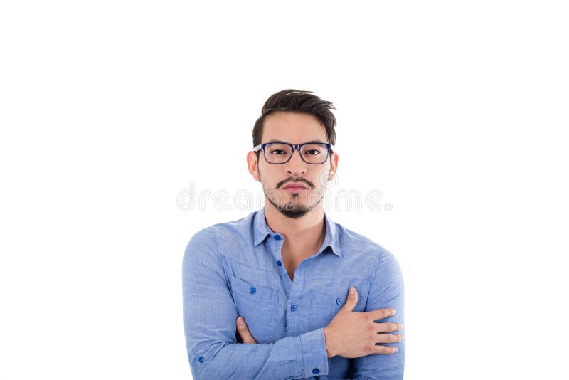 Hombre hispánico joven con la camisa y los vidrios azules imagen de archivo libre de regalías Hombre hispánico joven con la camisa y los vidrios azules imagen de archivo libre de regalías