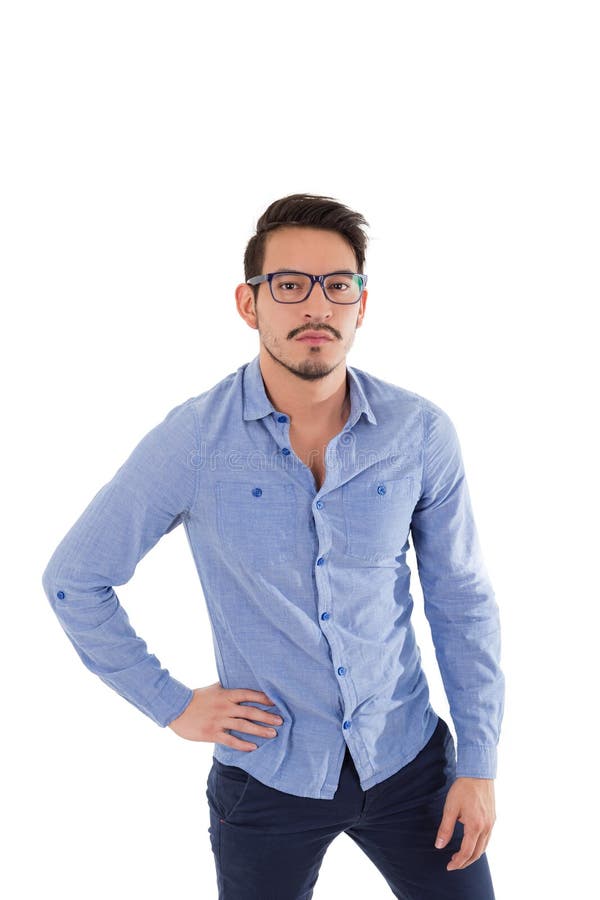 Hombre hispánico joven con la camisa y los vidrios azules fotos de archivo Hombre hispánico joven con la camisa y los vidrios azules fotos de archivo