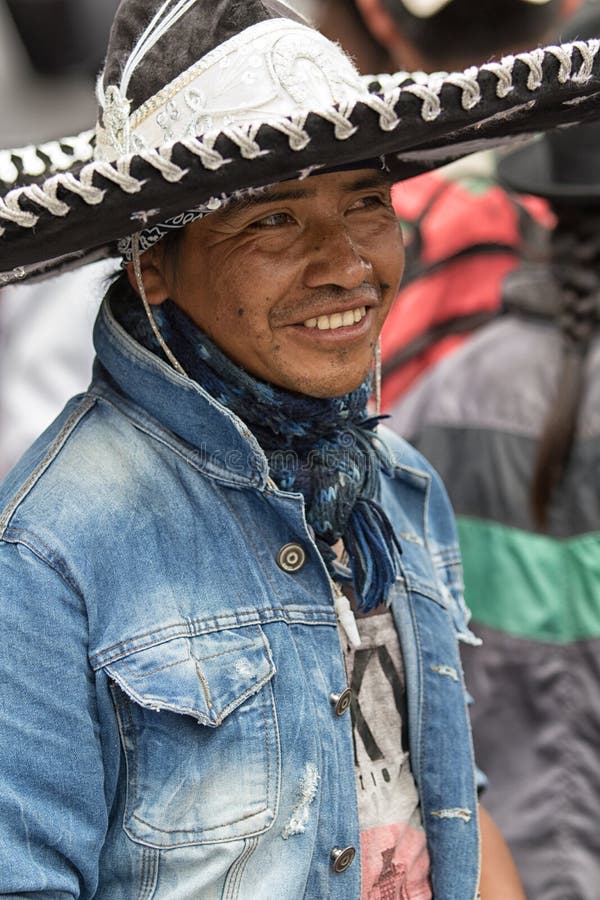 Hombre Indígena Que Lleva Un Sombrero Foto - solsticio, hombre: