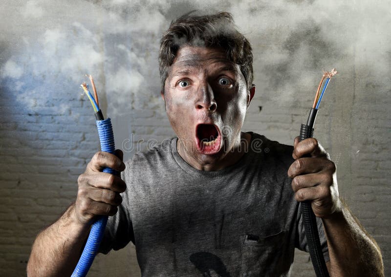 Hombre inexperimentado que se une al cable eléctrico que sufre accidente eléctrico con la cara quemada sucia en la expresión dive foto de archivo Hombre inexperimentado que se une al cable eléctrico que sufre accidente eléctrico con la cara quemada sucia en la expresión dive foto de archivo