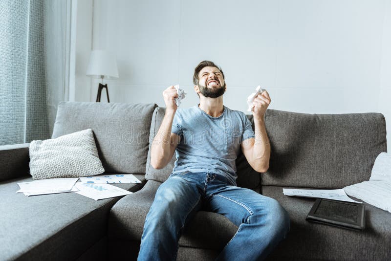 Hombre infeliz deprimido que está en la desesperación fotos de archivo libres de regalías Hombre infeliz deprimido que está en la desesperación fotos de archivo libres de regalías