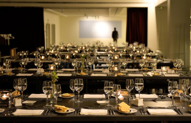 Hombre irreconocible que se coloca solamente, partido de cena, restaurante moderno foto de archivo Hombre irreconocible que se coloca solamente, partido de cena, restaurante moderno foto de archivo