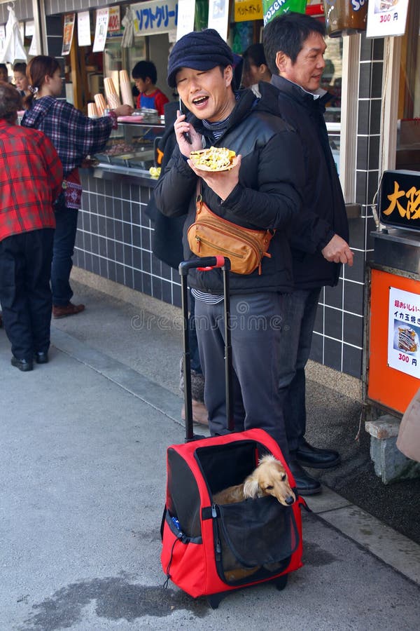 Hombre japonés que habla en el teléfono imagen de archivo Hombre japonés que habla en el teléfono imagen de archivo