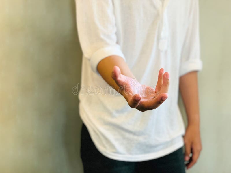 Hombre Joven Abierto Y Mano Vacía Extendida Delante Del Fondo De La Pared Del Cemento Imagen de archivo - Imagen de adulto, futuro: 147445329 Hombre Joven Abierto Y Mano Vacía Extendida Delante Del Fondo De La Pared Del Cemento Imagen de archivo - Imagen de adulto, futuro: 147445329