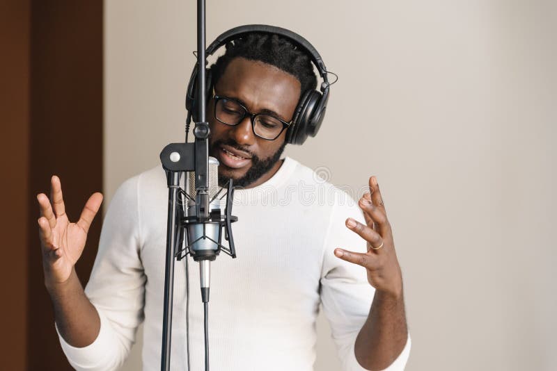 Hombre joven africano que canta imagen de archivo libre de regalías Hombre joven africano que canta imagen de archivo libre de regalías
