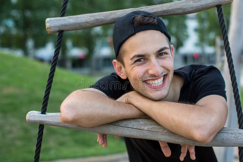 Hombre joven agradable con una sonrisa feliz fotografía de archivo