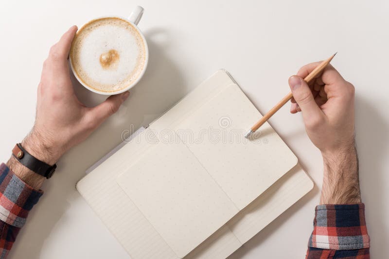 Hombre joven agradable que sostiene un lápiz fotos de archivo Hombre joven agradable que sostiene un lápiz fotos de archivo
