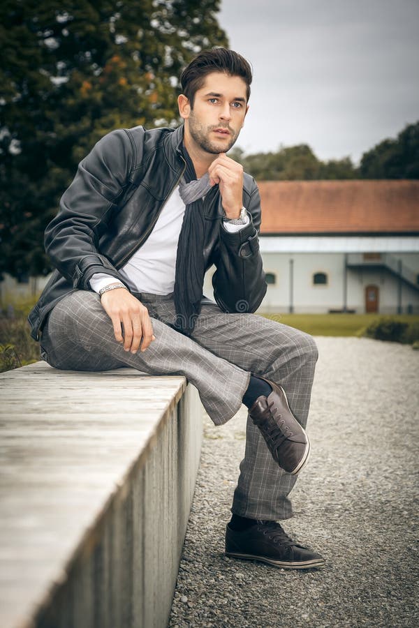 Ropa De Moda Del Otoño Del Hombre Que Lleva Joven Imagen de archivo -  Imagen de mirada, parque: 40823821