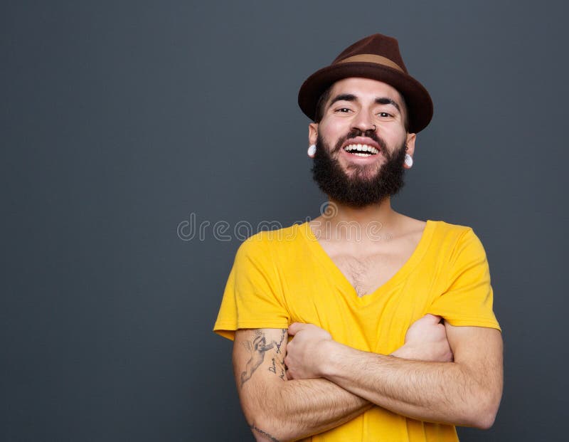 Hombre joven alegre con la barba imágenes de archivo libres de regalías Hombre joven alegre con la barba imágenes de archivo libres de regalías