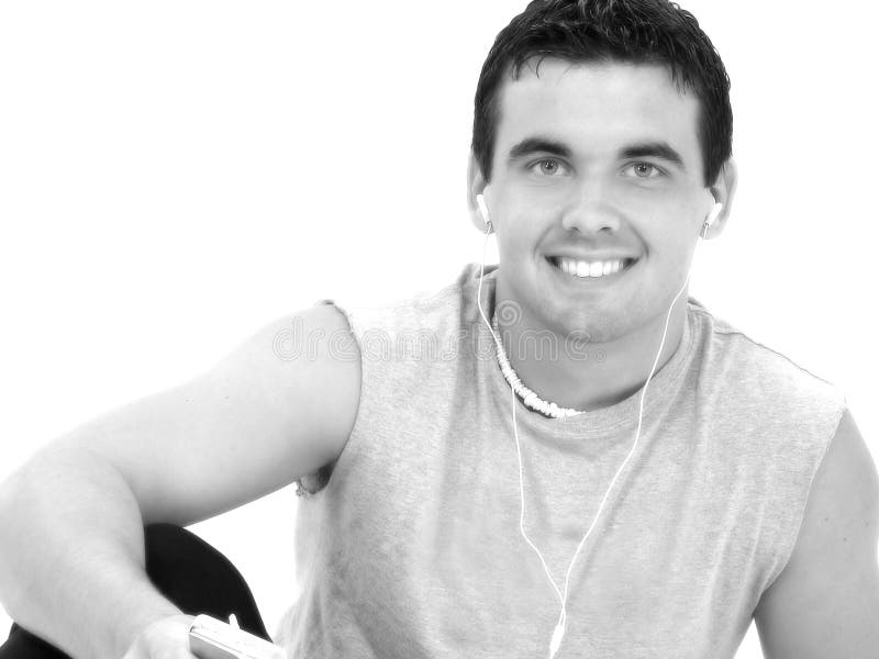 Hombre joven atractivo que escucha la música foto de archivo