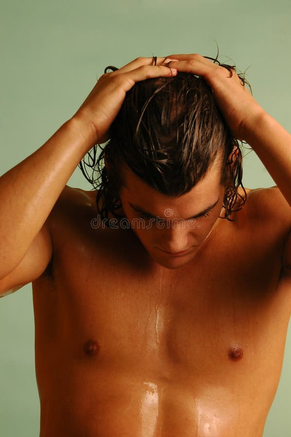 Мокрые волосы мужчины