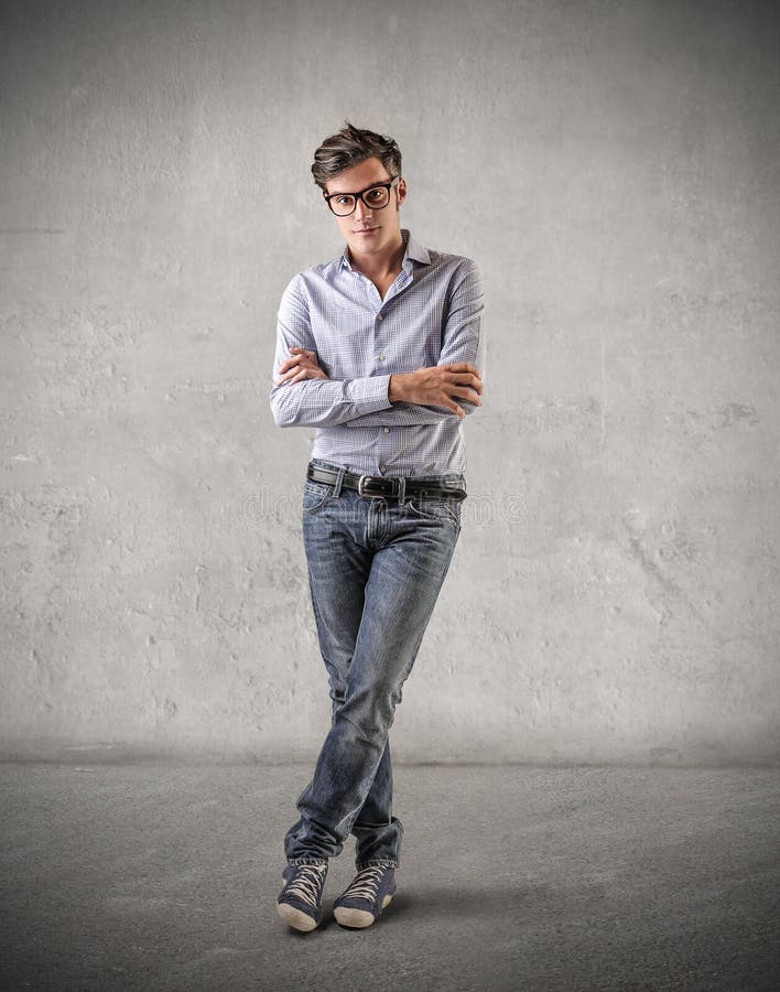 Hombre joven con una expresión seria foto de archivo