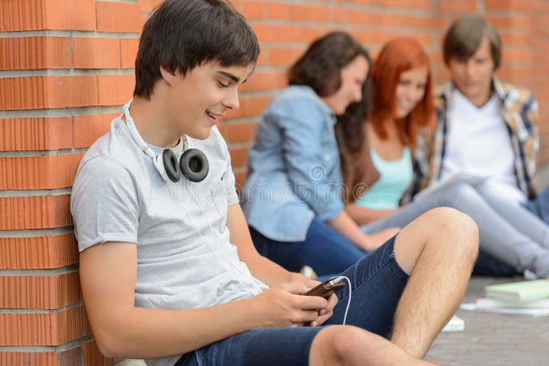 Hombre Joven Del Estudiante Que Cuelga Hacia Fuera Con Los Amigos Foto De Archivo Imagen De