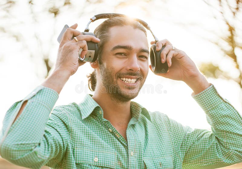 Hombre joven del inconformista que escucha la música fotos de archivo Hombre joven del inconformista que escucha la música fotos de archivo