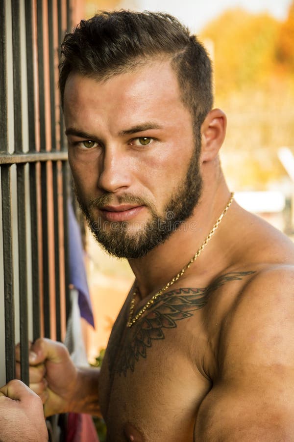 Hombre joven descamisado hermoso al aire libre imagen de archivo libre de regalías Hombre joven descamisado hermoso al aire libre imagen de archivo libre de regalías