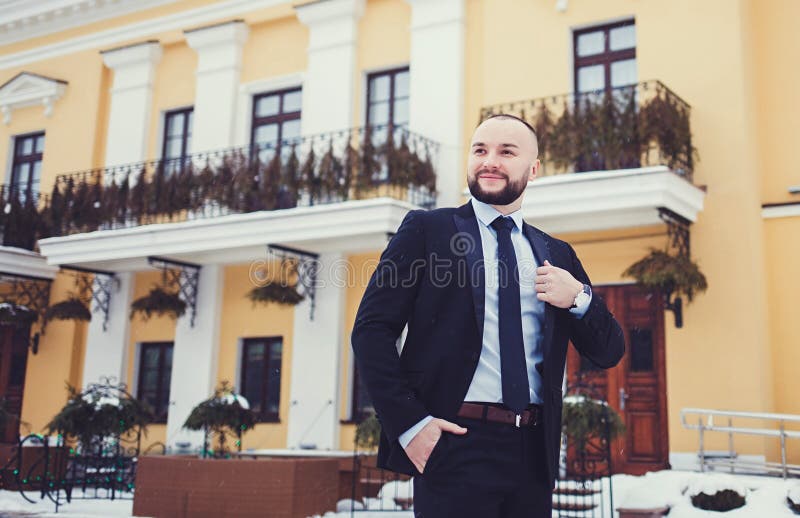 Hombre joven elegante en traje y lazo foto de archivo Hombre joven elegante en traje y lazo foto de archivo