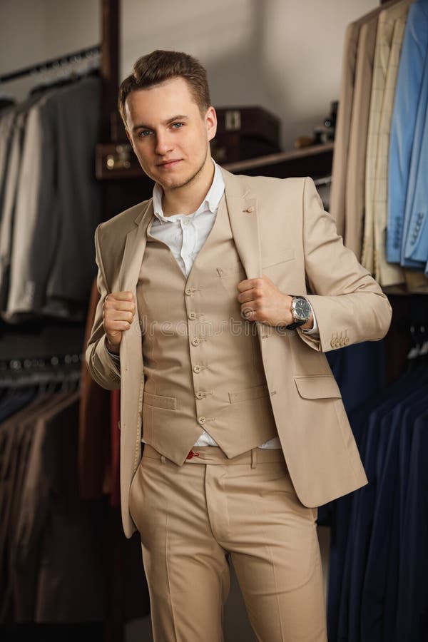 Hombre joven elegante en traje y lazo Estilo del asunto Imagen de moda En fondo verde Hombre atractivo que coloca y que mira la c fotos de archivo Hombre joven elegante en traje y lazo Estilo del asunto Imagen de moda En fondo verde Hombre atractivo que coloca y que mira la c fotos de archivo