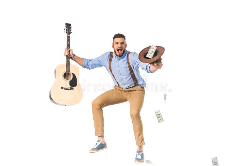 hombre joven emocionado que sostiene la guitarra y el sombrero con los billetes de banco del dólar imágenes de archivo libres de regalías hombre joven emocionado que sostiene la guitarra y el sombrero con los billetes de banco del dólar imágenes de archivo libres de regalías
