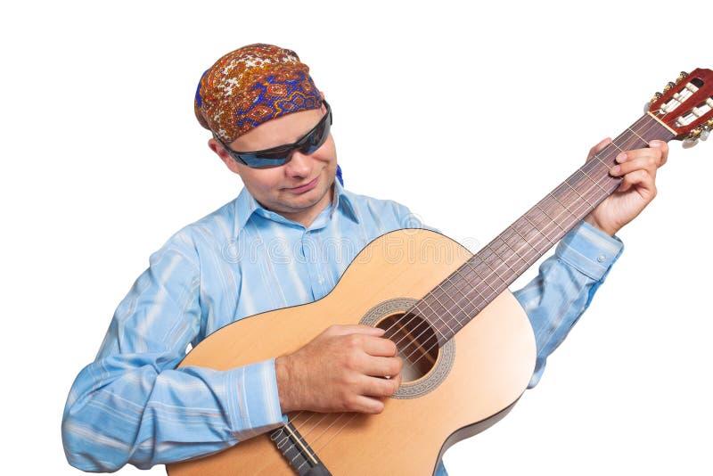 Hombre joven en el pañuelo que toca la guitarra aislada imagenes de archivo Hombre joven en el pañuelo que toca la guitarra aislada imagenes de archivo