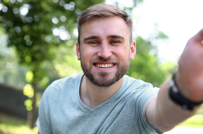 Hombre joven feliz que toma el selfie fotos de archivo libres de regalías Hombre joven feliz que toma el selfie fotos de archivo libres de regalías