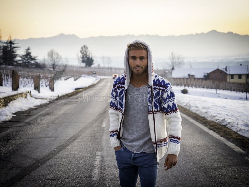 Hombre Joven En Bola De Nieve Que Lanza De La Ropa De Deportes Del Invierno  Foto de archivo - Imagen de alegre, riéndose: 109826600