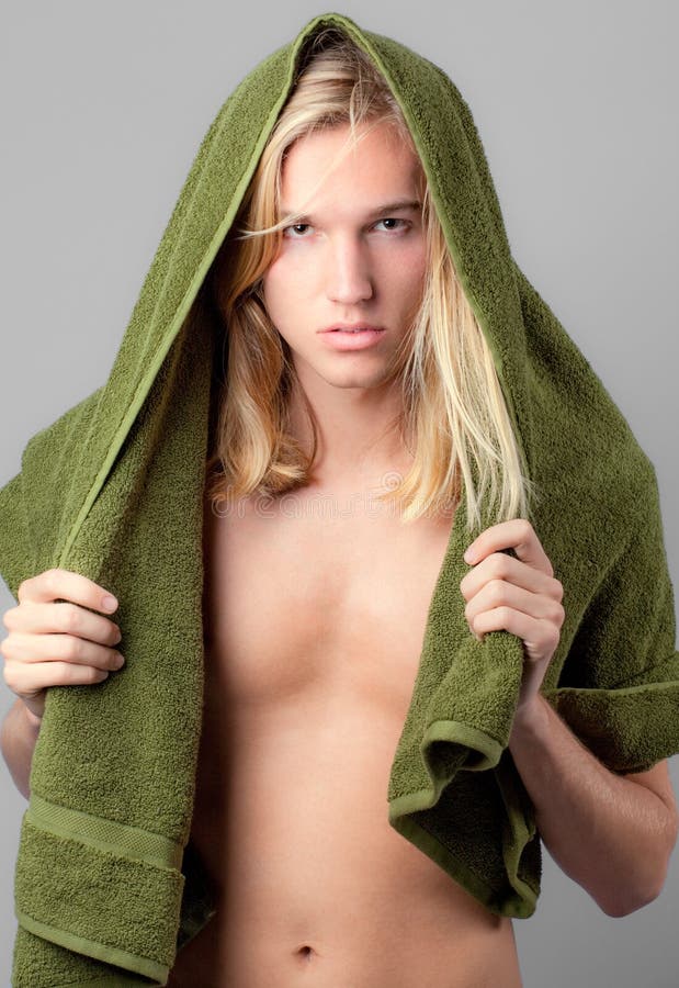Hombre joven hermoso con la toalla