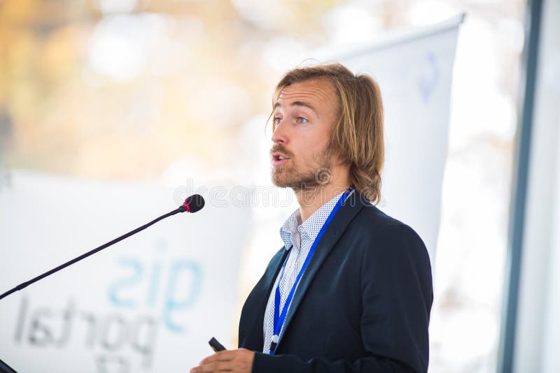 Hombre joven hermoso pronunciar un discurso foto de archivo Hombre joven hermoso pronunciar un discurso foto de archivo