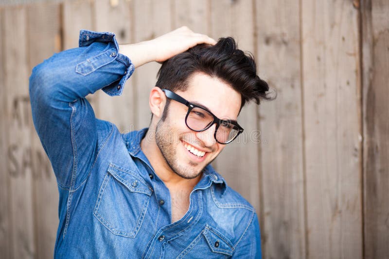 Hombre joven hermoso que sonríe al aire libre imagenes de archivo Hombre joven hermoso que sonríe al aire libre imagenes de archivo