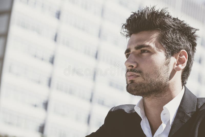 Hombre joven hermoso y encantador con corte de pelo elegante fotos de archivo