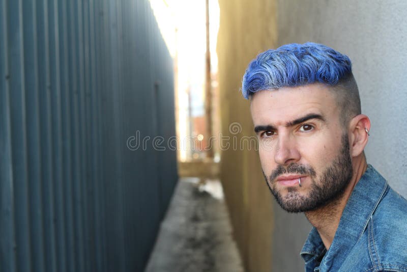 Hombre Joven Imponente Con El Pelo Azul Foto de archivo - Imagen de gente,  azul: 75976152