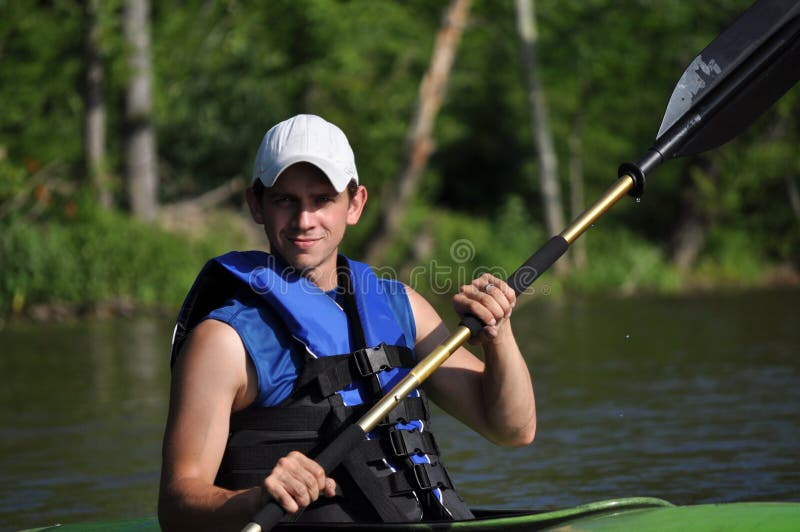 Hombre joven Kayaking