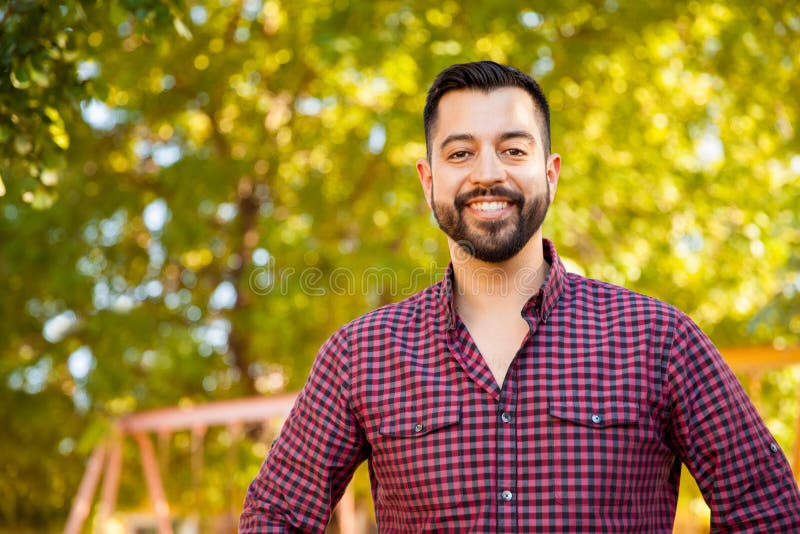 Hombre joven latino hermoso foto de archivo libre de regalías Hombre joven latino hermoso foto de archivo libre de regalías