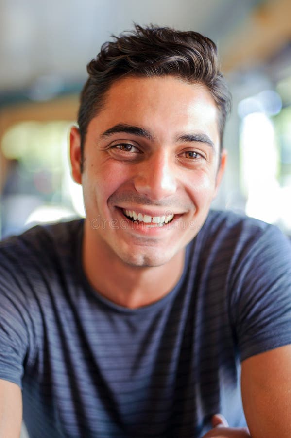 Hombre Joven Moreno Hermoso Sonriente Foto de archivo - Imagen de