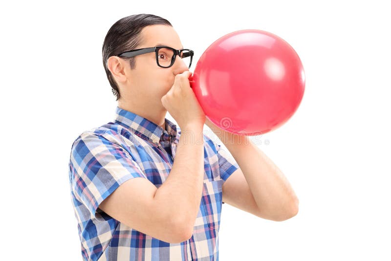Hombre joven que explota un globo foto de archivo libre de regalías Hombre joven que explota un globo foto de archivo libre de regalías