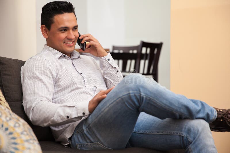 Hombre joven que habla en el teléfono imagen de archivo libre de regalías Hombre joven que habla en el teléfono imagen de archivo libre de regalías