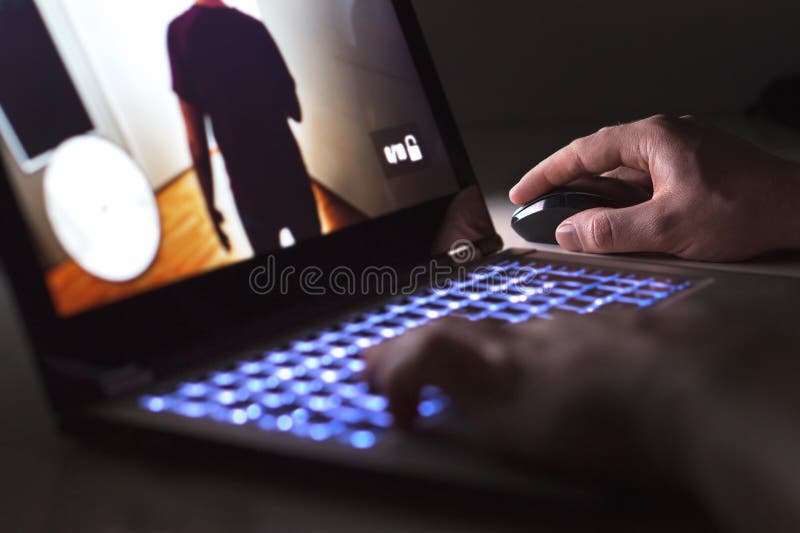 Hombre joven que juega al videojuego con el ordenador portátil Videojugador con el ordenador fotografía de archivo libre de regalías Hombre joven que juega al videojuego con el ordenador portátil Videojugador con el ordenador fotografía de archivo libre de regalías