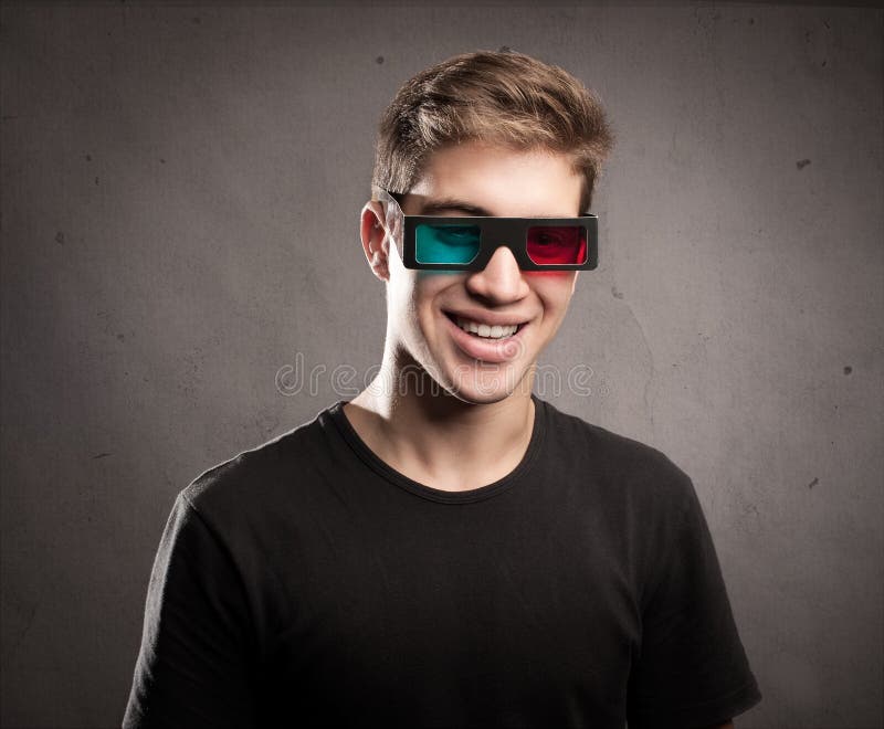 Hombre joven que lleva los vidrios 3d foto de archivo Hombre joven que lleva los vidrios 3d foto de archivo