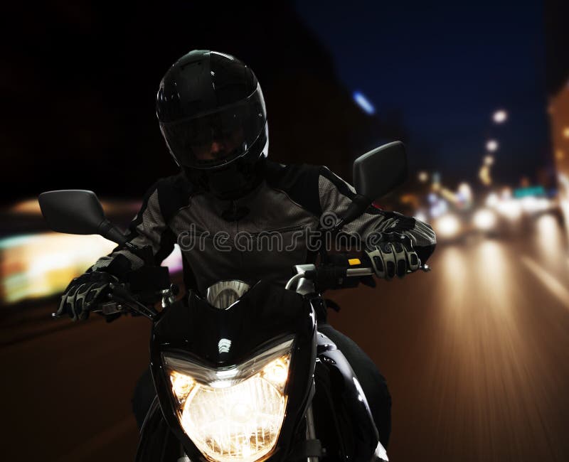 Hombre joven que monta una motocicleta en la noche a través de las calles de Pekín imagen de archivo Hombre joven que monta una motocicleta en la noche a través de las calles de Pekín imagen de archivo