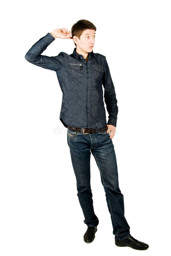 Hombre joven que piensa, aislado en el fondo blanco. imagenes de archivo Hombre joven que piensa, aislado en el fondo blanco. imagenes de archivo