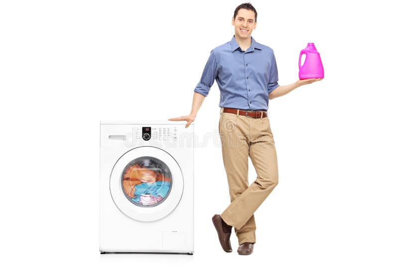 Hombre Joven Que Sostiene Un Detergente Para Ropa Imagen de archivo
