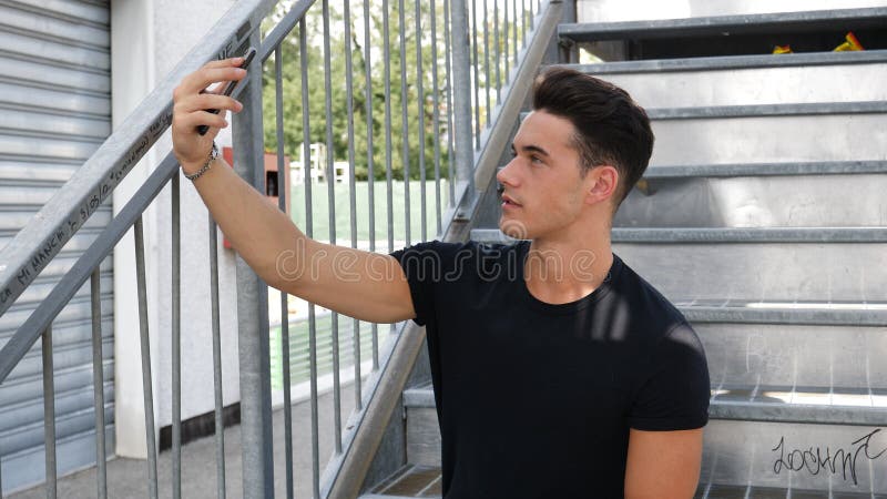 Hombre joven que toma la foto del selfie afuera fotos de archivo Hombre joven que toma la foto del selfie afuera fotos de archivo