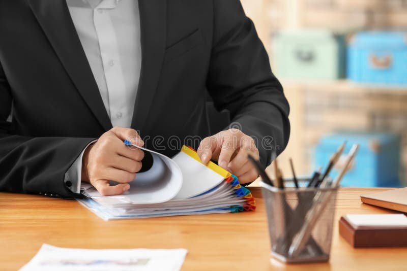 Hombre joven que trabaja con los documentos foto de archivo Hombre joven que trabaja con los documentos foto de archivo