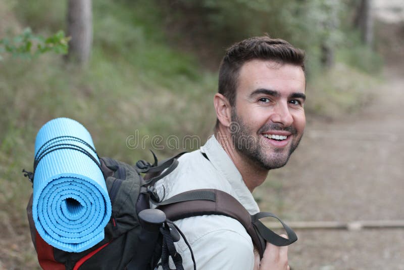 Hombre joven que va de excursión el retrato feliz sonriente Caminante masculino que camina en bosque imágenes de archivo libres de regalías Hombre joven que va de excursión el retrato feliz sonriente Caminante masculino que camina en bosque imágenes de archivo libres de regalías