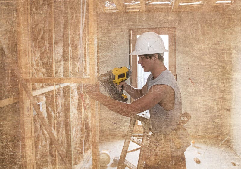 Hombre joven 20s del aprendiz de la industria del constructor en el casco protector que aprende el trabajo con el taladro en el s imágenes de archivo libres de regalías